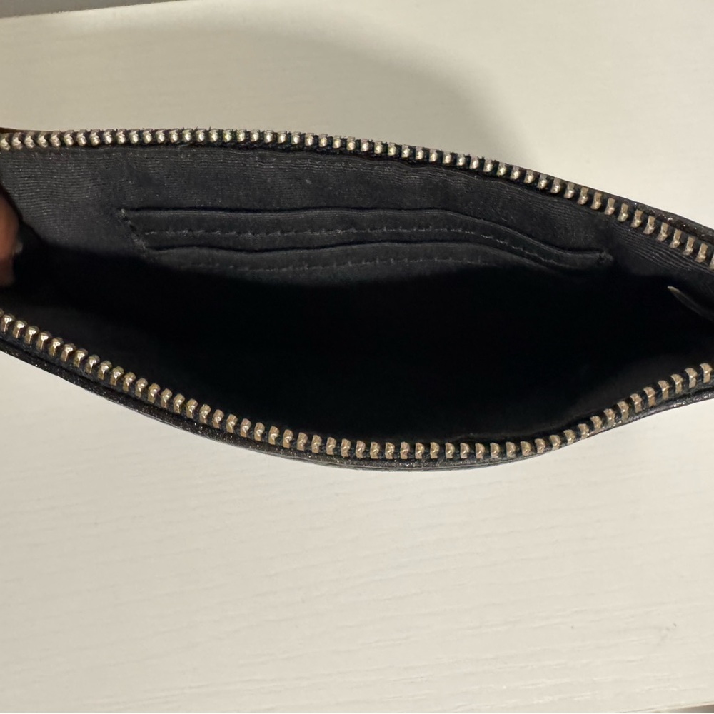 Elegant Black Zippered Wallet - Picture 4 of 5